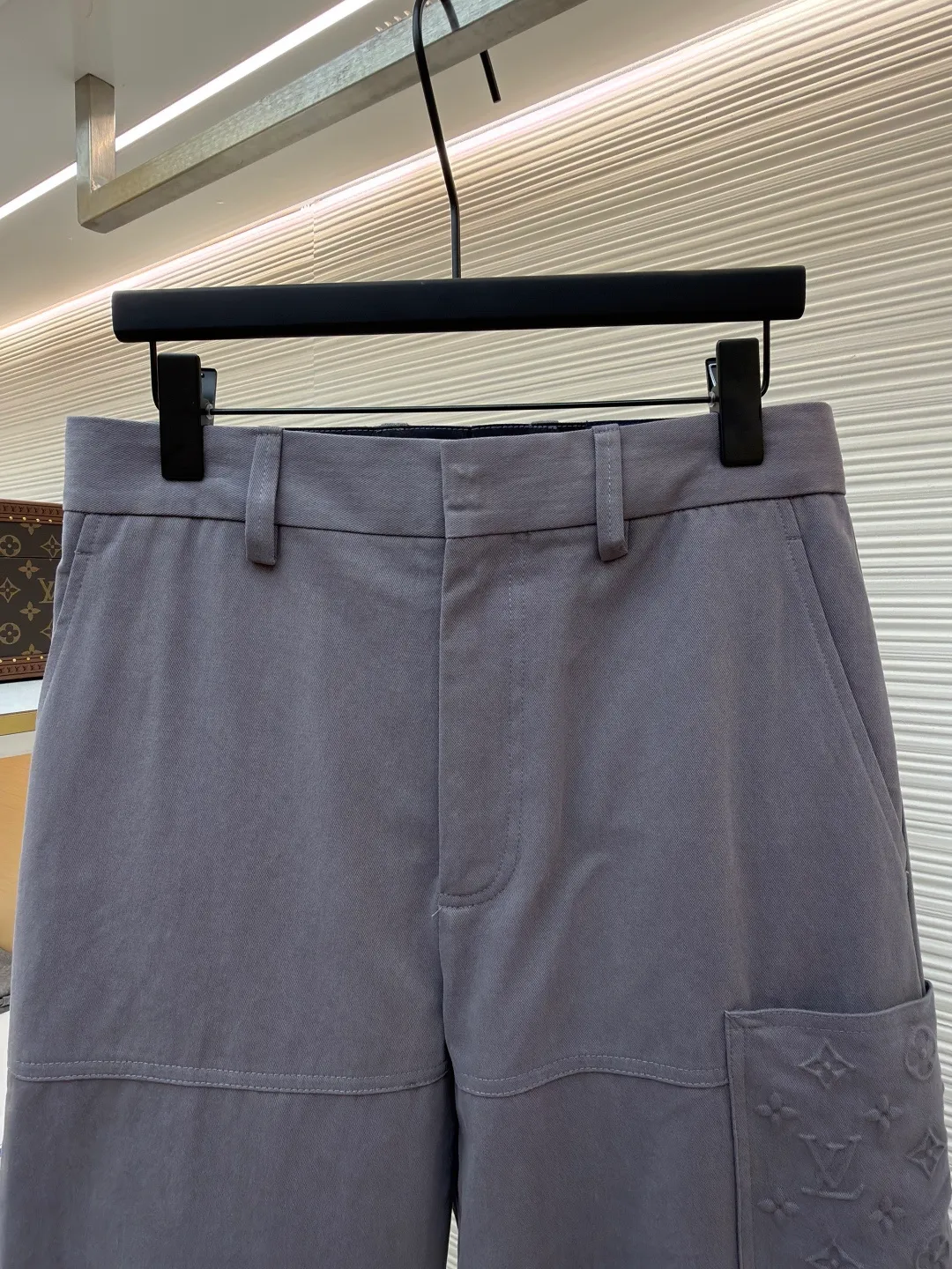 LOUIS VUITTON pocket embossed overalls ●Original version: Purchased and developed for 12300 ●Item number: 1682076-C30 ●Fabric: special twill fabric ●Technology: embossed production ●Color: gray ●Version: fitted version ●Weight: about 690 grams ●Size: 44-46-48-50 ●Description: Custom-made special twill 95% cotton 5 wool%, the fabric has a sheen and velvet feel, which is different from ordinary twill, a full set of hardware is made to order, and a four-piece set, custom-made four-leaf clover metal buckles, silicone pocket embossing is made from the mold, and manual pasting is extremely costly. Custom-made jacquard webbing at the waistband, trousers waistband, front and side pocket zippers, two different pullers, specific three-label wash. The overall wiring is straight and delicate, the fabric is comfortable and soft, and the color is consistent without color difference. It can be matched with the same style to create a fashionable look and control various occasions. Customized accessories, complete with three standards, same style for men and women!